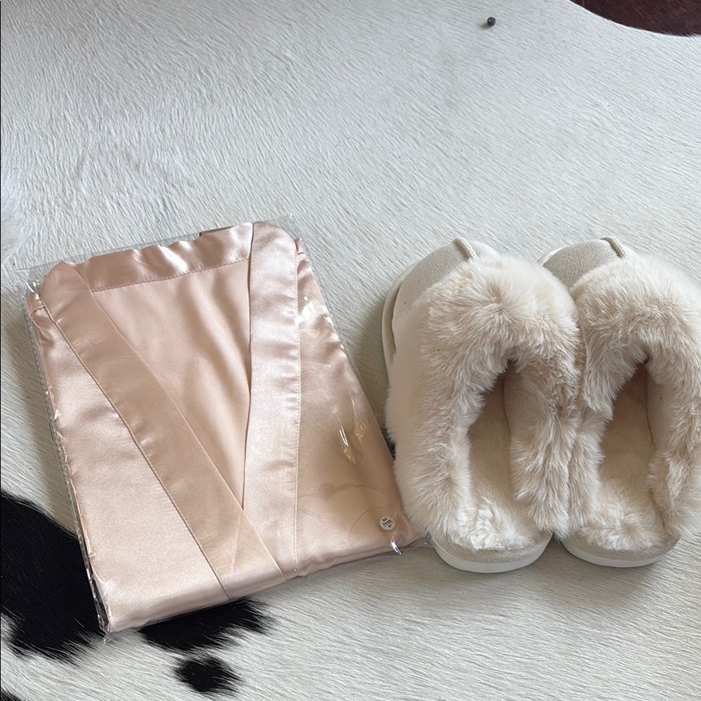 NEW SET of Silk Robe and Fuzzy Slippers in Cream and Pink